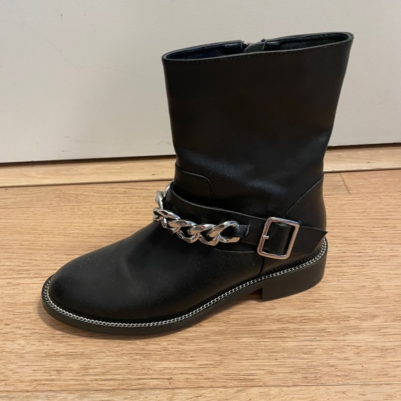 Chunky Chain Leather Boots - Picture 5 of 8